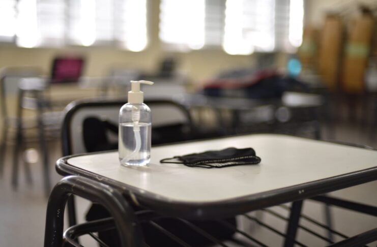 escuelas-regreso-barbijo-alcohol