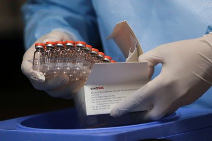 Foto de archivo. Una caja con vacunas de la farmaceutica china Sinovac contra el COVID-19. REUTERS/Luisa González