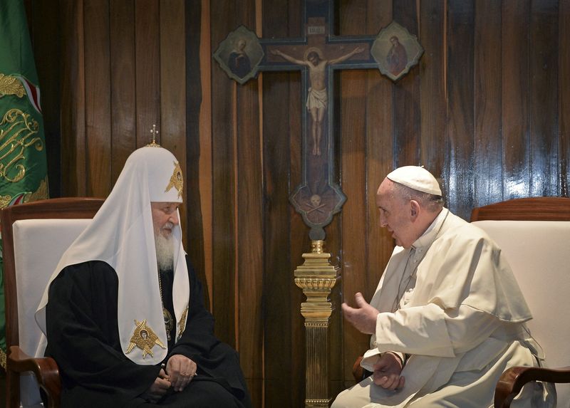 FOTO DE ARCHIVO: El patriarca Kirill de la Iglesia ortodoxa rusa (izquierda) y el papa Francisco de la Iglesia católica durante una reunión celebrada en La Habana, Cuba, el 12 de febrero de 2016. REUTERS/Adalberto Roque
