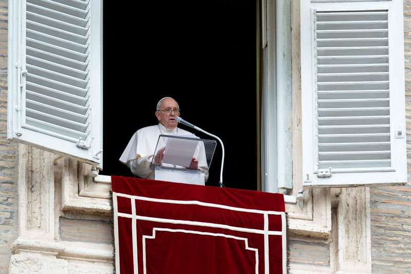FOTO DE ARCHIVO: El Papa Francisco durante la oración del Regina Caeli, en la Plaza de San Pedro del Vaticano, el 1 de mayo de 2022. Vatican Media/Handout via REUTERS/File Photo
