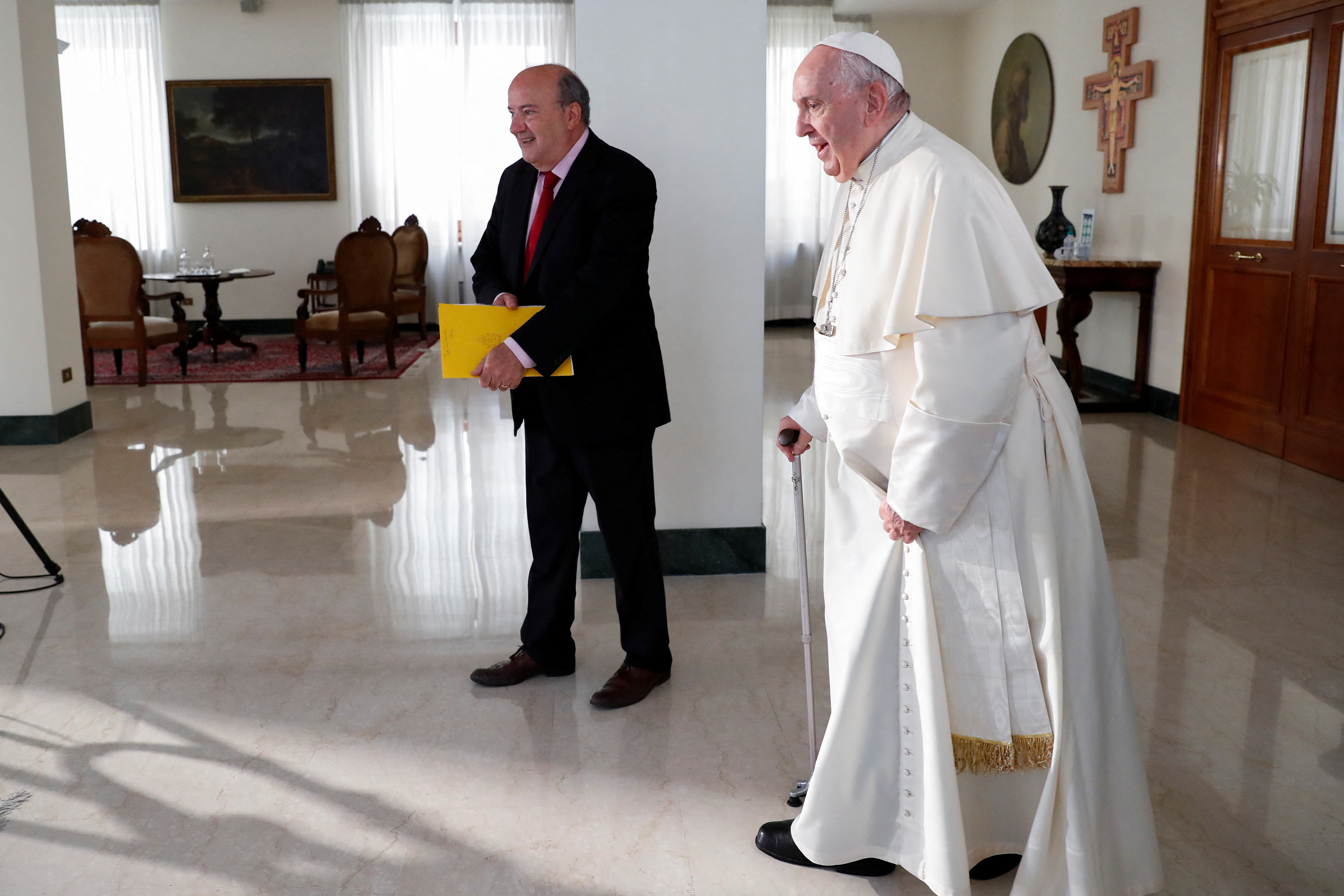 El papa con bastón al llegar a la entrevista (REUTERS/Remo Casilli)