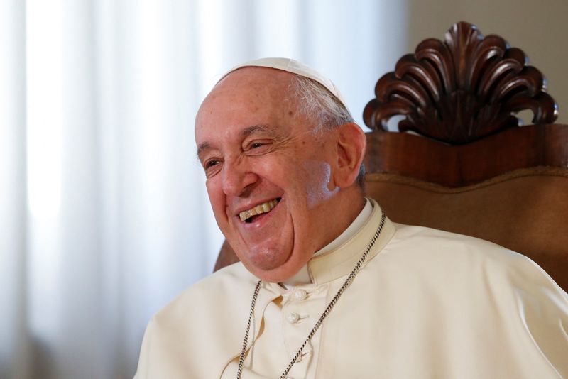 El Papa Francisco sonríe durante la entrevista. Negó que hace un año fuera operado por un cáncer (REUTERS/Remo Casilli)