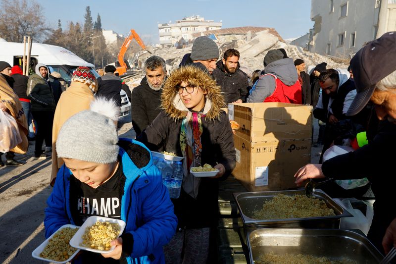 Voluntarios sirven comida a personas tras un terremoto en Kahramanmaras, Turquía, 8 de febrero de 2023. REUTERS/Suhaib Salem