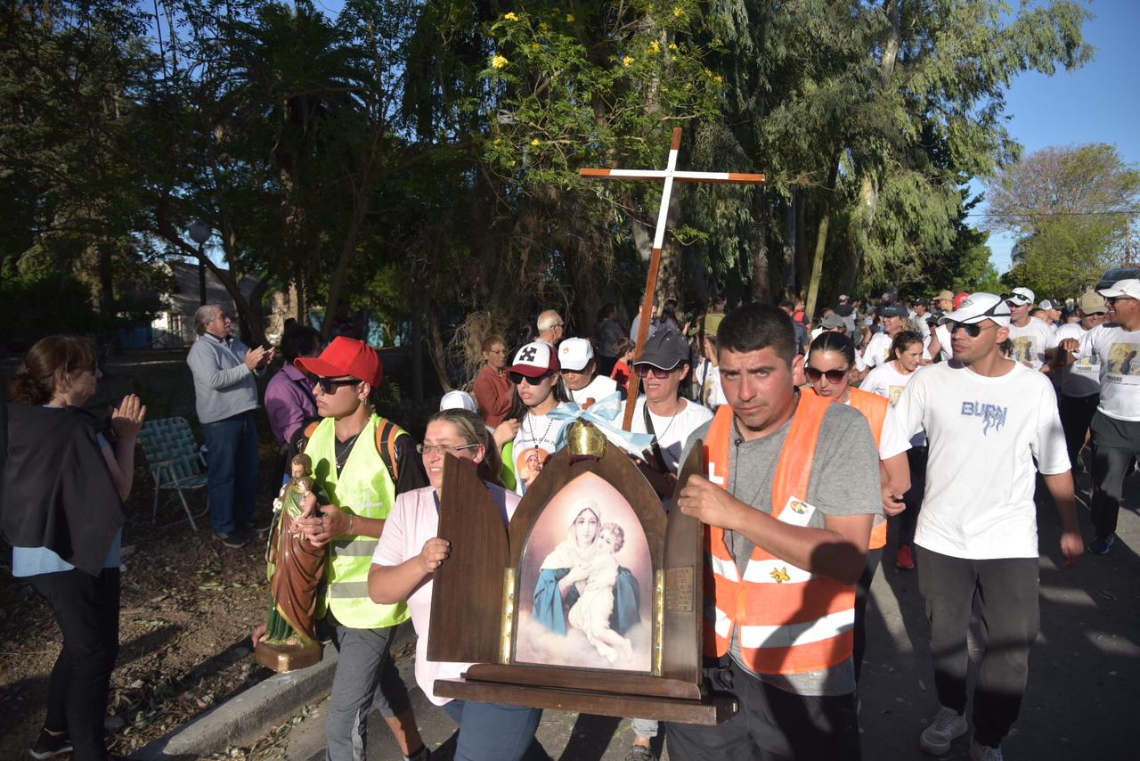 La llegada a Paraná estuvo desbordante de alegría interior, luego de haber superado 90 km de caminata. Foto: Juliana Faggi.