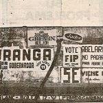 En 1983, un paredón -hoy inexistente- ubicado sobre calle 25 de Mayo, cubierto en plena campaña con las tradicionales pintadas de los candidatos de la época.