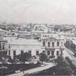 Vista panorámica de parte del casco urbano de la ciudad y una de sus plazas, en 1910.