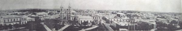 Vista panorámica de parte del casco urbano de la ciudad y una de sus plazas, en 1910.