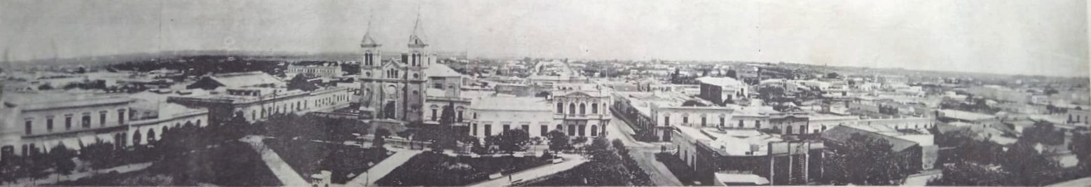 Vista panorámica de parte del casco urbano de la ciudad y una de sus plazas, en 1910.