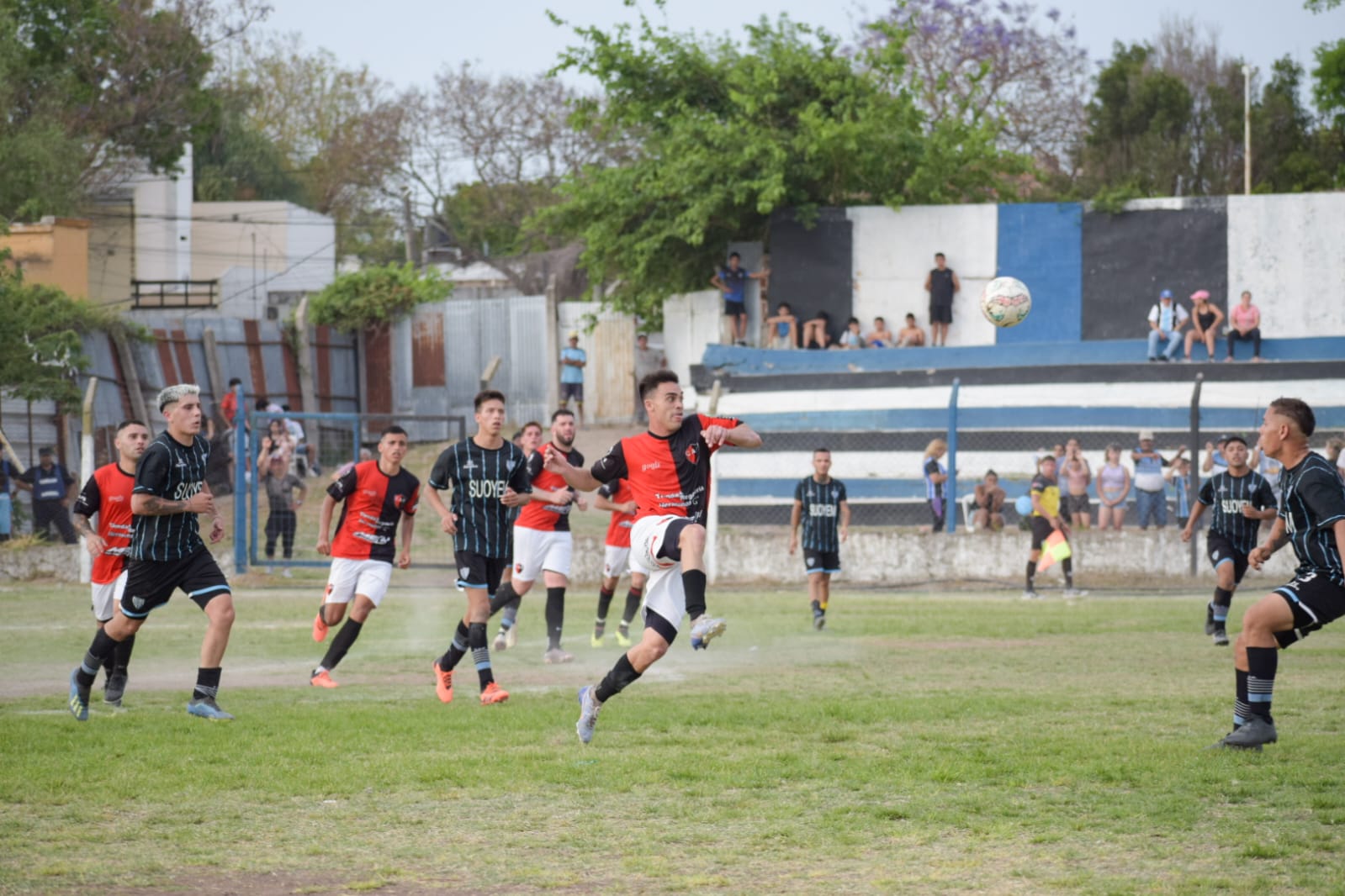 Palermo le ganó a domicilio 3 a 1 a Peñarol, para seguir en lo más alto de la Zona B, el festejó casi es por partida doble, porque seguirá en la A el año que viene y prácticamente estará en la definición del torneo. FOTO: Melina Londero.