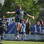 Agustín Morales en lo alto festeja su gol, que sirvió para empatar transitoriamente el partido. El Colo fue la figura del clásico disputado en cancha de Belgrano. FOTO: Juliana Faggi.