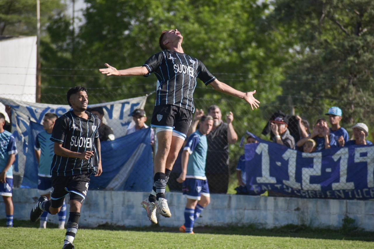 Agustín Morales en lo alto festeja su gol, que sirvió para empatar transitoriamente el partido. El Colo fue la figura del clásico disputado en cancha de Belgrano. FOTO: Juliana Faggi.