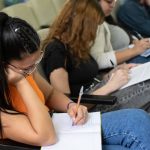 La lengua va adquiriendo rasgos propios del uso y las costumbres.