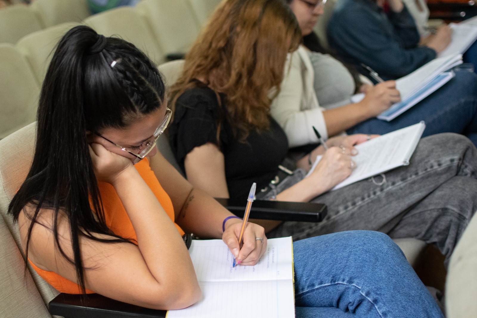 La lengua va adquiriendo rasgos propios del uso y las costumbres.