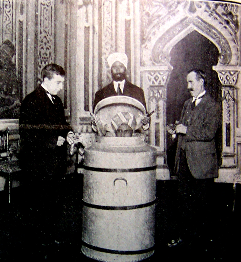 Uno de los números más aclamados realizado por los ilusionistas era el del Tanque de Neptuno, que había impuesto el gran escapista Harry Houdini.