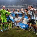 Los pibes argentinos festejan tras la goleada sobre Brasil y el pase a Semifinales, donde el martes se enfrentarán a Alemania.