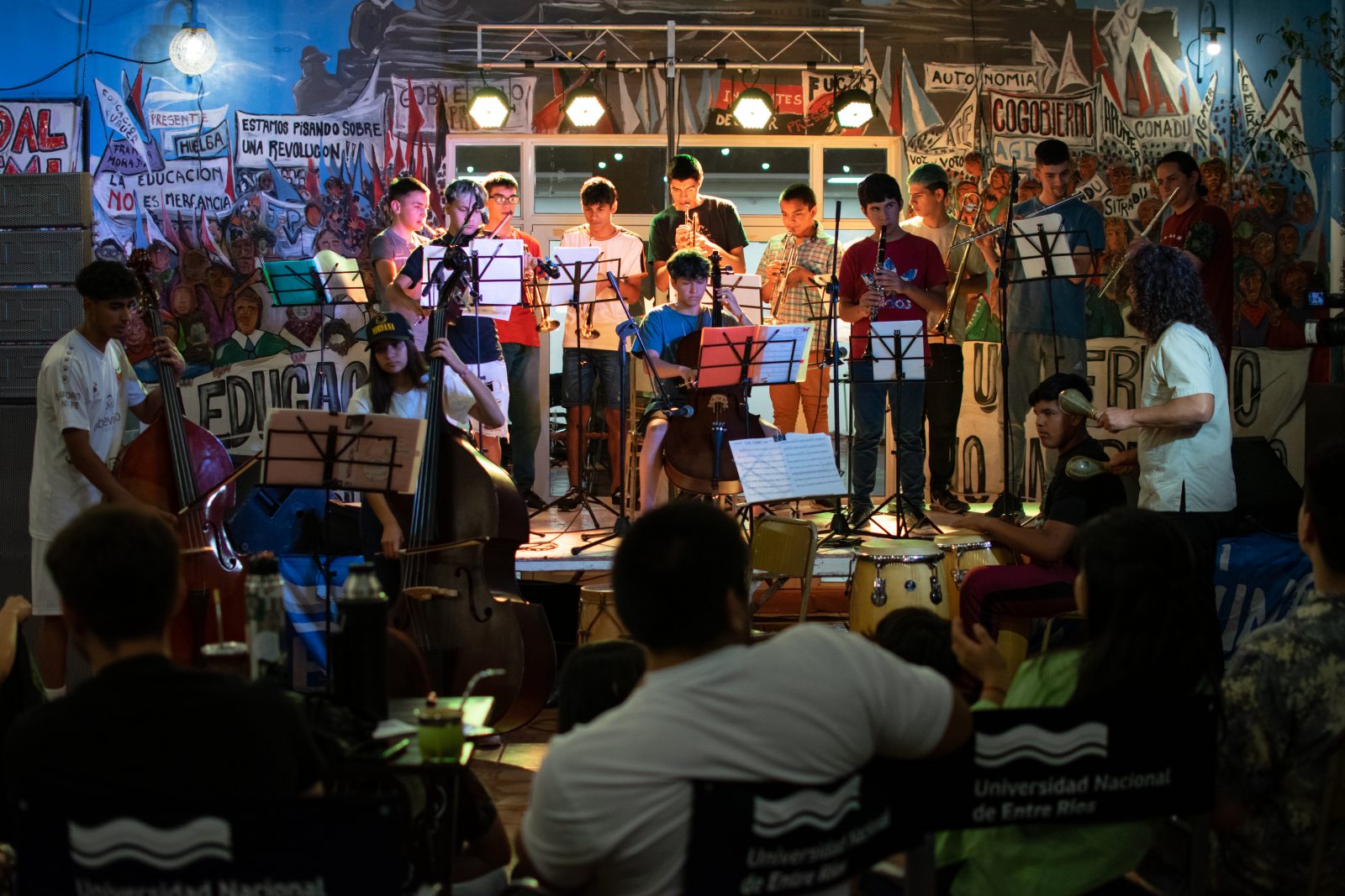 Patio cultural de la Facultad de Ciencias Económicas de la UNER.