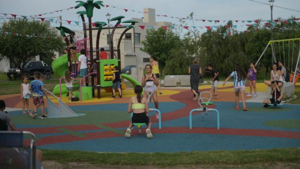 Hubo actividades lúdicas para las infancias y además, junto a las familias de barrio, se disfrutó de una merienda compartida.