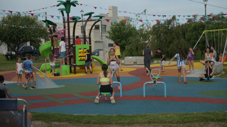 Hubo actividades lúdicas para las infancias y además, junto a las familias de barrio, se disfrutó de una merienda compartida.