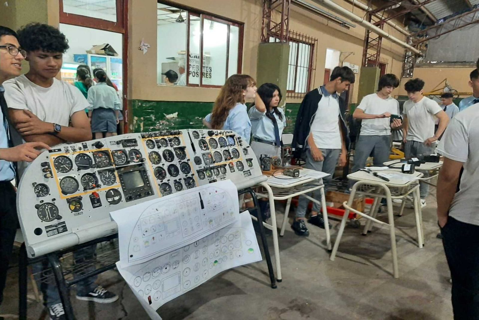Los estudiantes de Paraná diseñaron un proyecto sobre un avión de bajo porte.
