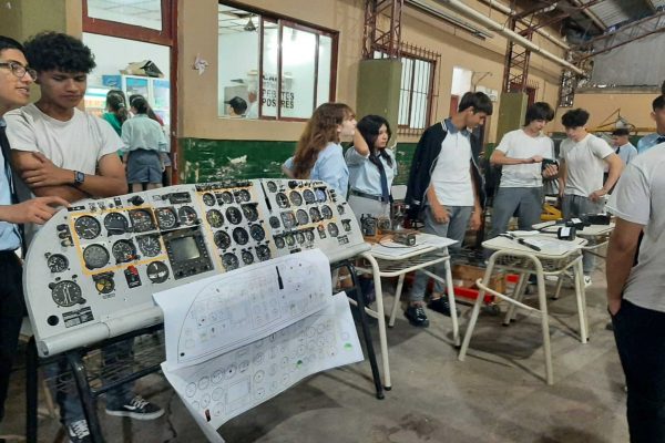 Los estudiantes de Paraná diseñaron un proyecto sobre un avión de bajo porte.