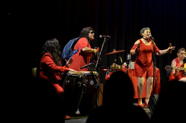 A través del diálogo, la actuación y la música, el quinteto se propone desnaturalizar una mirada sobre el amor, vinculada a un modelo patriarcal de concebirlo.