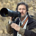 Aníbal Parera, en plena tarea, en un paisaje ubicado en la provincia de Catamarca.