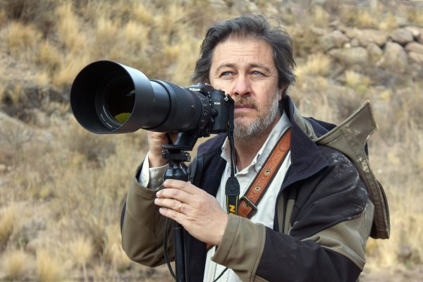 Aníbal Parera, en plena tarea, en un paisaje ubicado en la provincia de Catamarca.