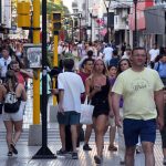 Para atraer la atención de los consumidores, las vidrieras de los comercios presentaron su mejor cara.