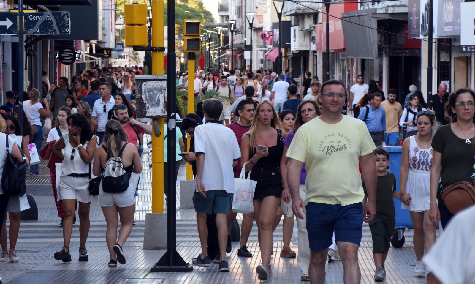Para atraer la atención de los consumidores, las vidrieras de los comercios presentaron su mejor cara.