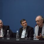 El periodista Luis Jacobi se refiere al libro del que es autor. Foto: Melina Londero.