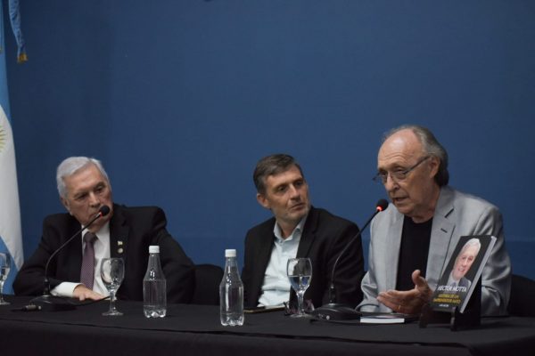 El periodista Luis Jacobi se refiere al libro del que es autor. Foto: Melina Londero.