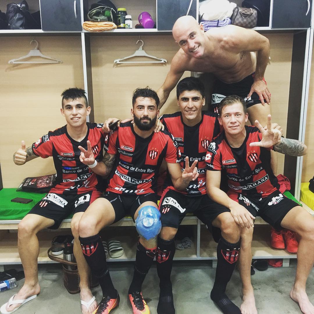 Una foto de Pitú González en su paso por Patrón, junto a Lautaro Comas, Nicolás Bertochi, Matías Quiroga y el actual ayudante de campo de Walter Perazzo, Iván Furios.