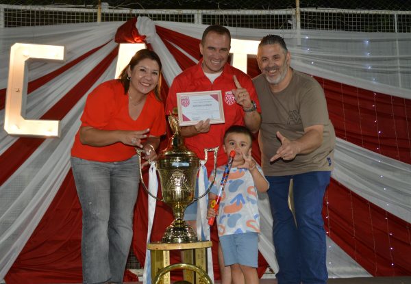 El tricampeón del TC y flamante consagrado en el TC Pick Up, Mariano Werner, recibió una merecida distinción por parte de Talleres.