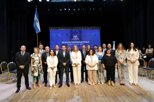 La intendente electa, Rosario Romero, participó del acto de jura de los nuevos concejales de Paraná, realizado en el Teatro 3 de Febrero.