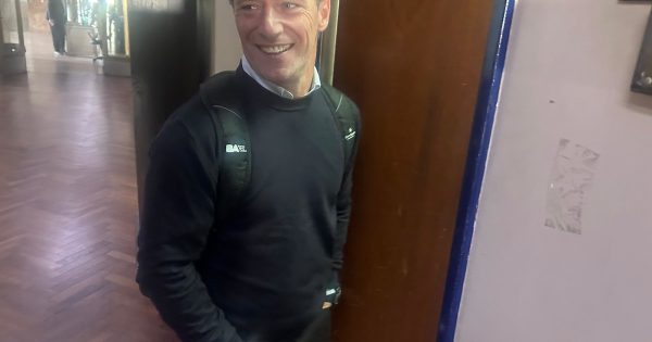 Las facturas que comprometen a Adorni: el contratista mostro los papeles
