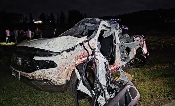 Camión volcó en la Autovía 14 tras embestir dos autos: un herido grave