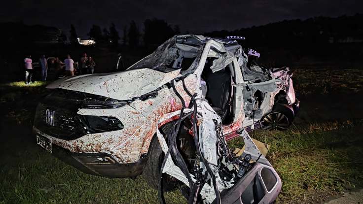 Camión volcó en la Autovía 14 tras embestir dos autos: un herido grave