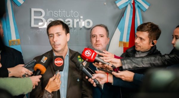 Frigerio aumentó las becas estudiantiles: los nuevos montos que cobrarán