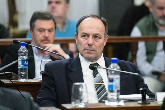 Favre le pego duro a la oposicion: "Opinar y buscar impacto es facil"