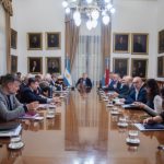 Frigerio acelera: maquinaria vial, jubilaciones y medicamentos en la mira