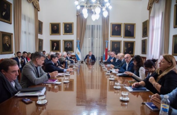 Frigerio acelera: maquinaria vial, jubilaciones y medicamentos en la mira