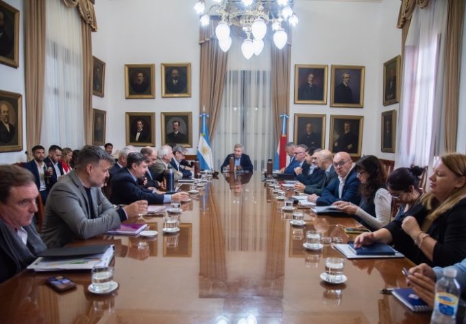 Frigerio acelera: maquinaria vial, jubilaciones y medicamentos en la mira