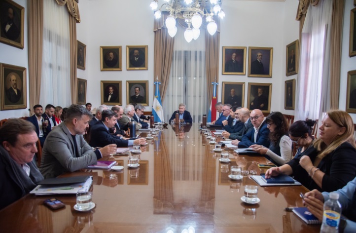 Frigerio acelera: maquinaria vial, jubilaciones y medicamentos en la mira