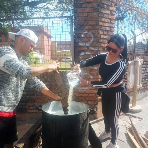 Cocinan en la calle con una olla prestada: la solidaridad que no para en Zona Sur