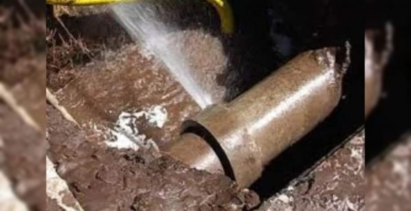 Caos en el agua: empresa privada rompió caño maestro y paralizó toda la planta