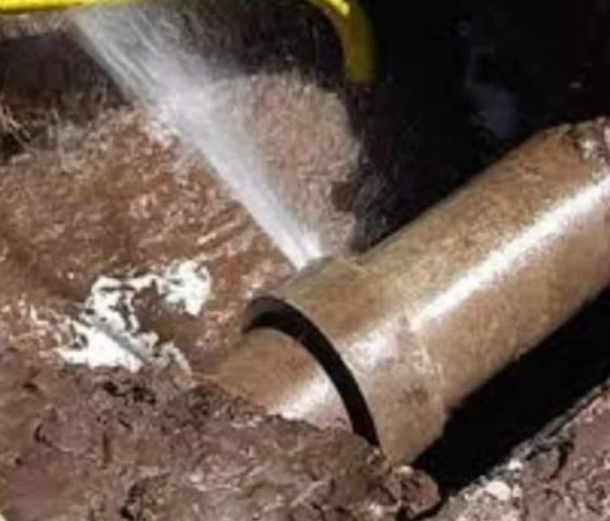 Caos en el agua: empresa privada rompió caño maestro y paralizó toda la planta