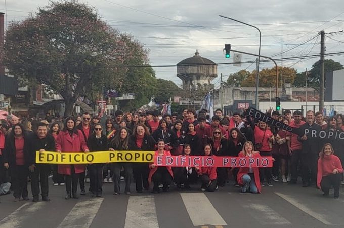 ¿Cuándo va a terminar el calvario de los 450 alumnos hacinados en Paraná?