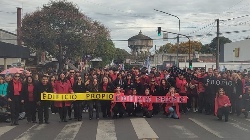¿Cuándo va a terminar el calvario de los 450 alumnos hacinados en Paraná?