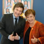 El FMI vuelve a la carga: quiere que suba el Monotributo y más gente pague Ganancias