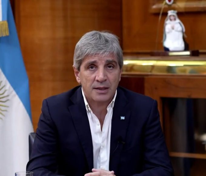 Caputo anunció un superávit primario de $632.844 millones en abril